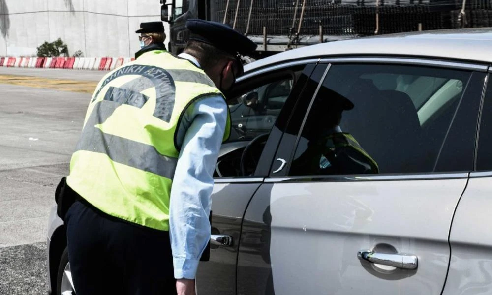 Σημαντικές καθυστερήσεις στην εθνική οδό Αθηνών-Κορίνθου λόγω τροχαίου – Απεγκλωβίστηκε ο οδηγός του ΙΧ